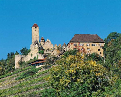 Die zwei Burgen des Weinguts; die romanische untere Burg sowie die jngere obere Burg mit Bergfried "Burg Hornberg".