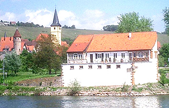 Die ber 400 Jahre alte Mhle in Gundeslheim/Wrttemberg am Neckar mit seiner groen sd-sdwest ausgerichteten Sonnenterrasse mit Blick auf Burgen.