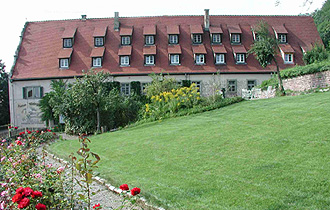Das ber 400 Jahre alte Schloss von Neckarzimmern mit seinem groen Weingewlbekeller.